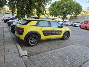 מכונית צהובה נמכרת לפירוק