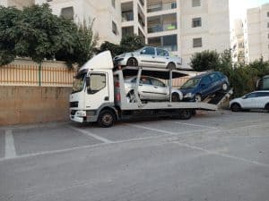 גרר משאית עם רכבים מעליו