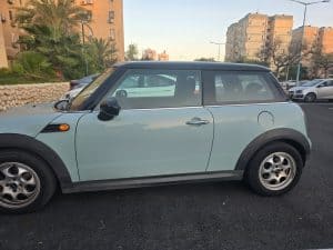 רכב בצבע טורקיז של חברת מיני שנקנה לצורכי פירוק