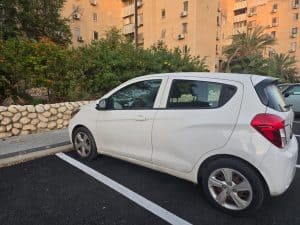 רכב לבן חונה שרכשנו